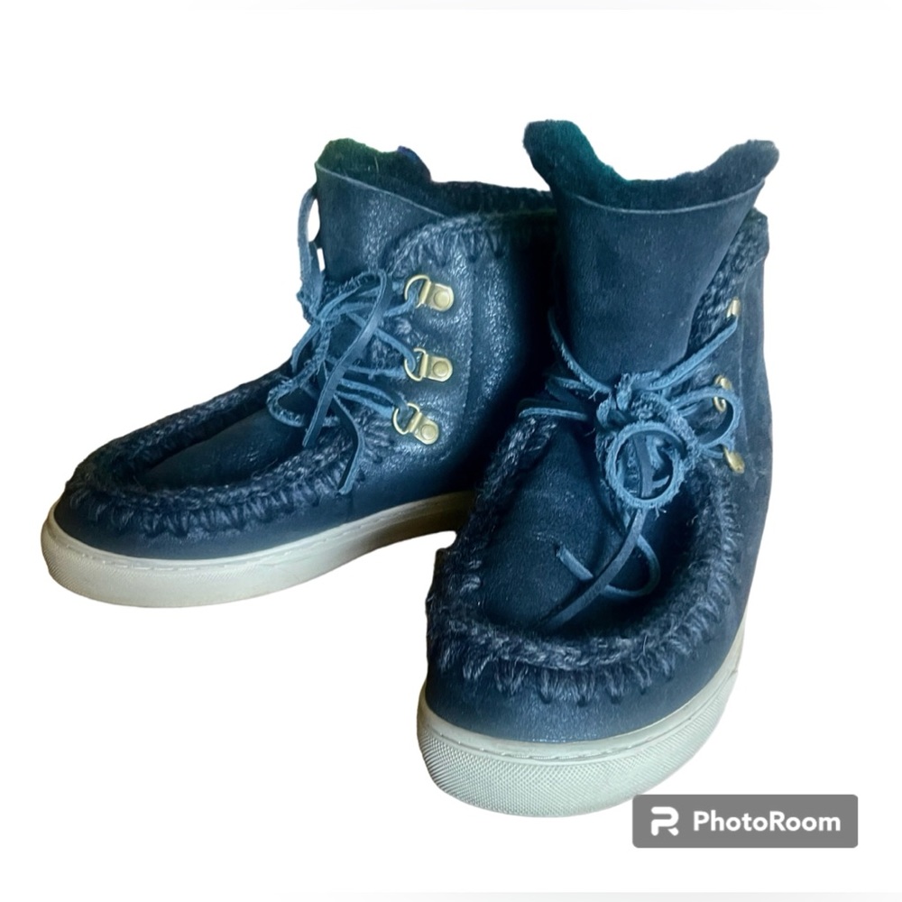 Like NEW w/box. MOU Butter soft Leather Shearling Sheepskin lace up booties. 10